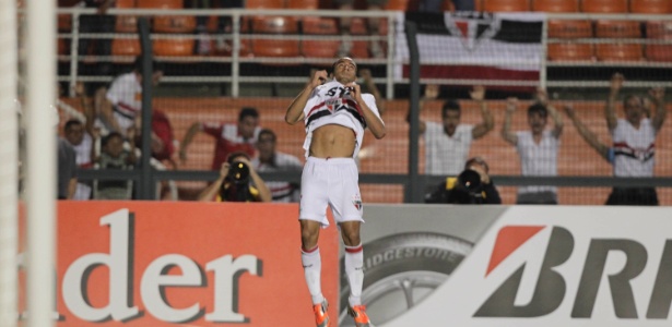 Lucas comemora do segundo gol do São Paulo contra a La U, no Pacaembu - Fernando Donasci/UOL