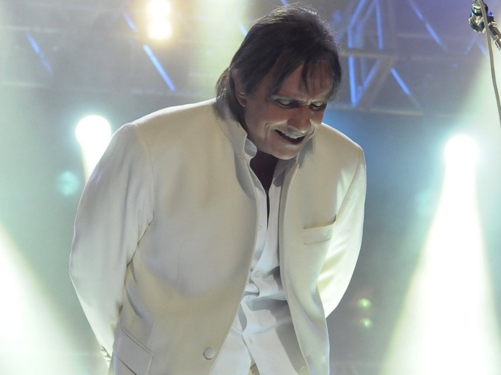 Roberto Carlos agradece ao público em seu show em São Paulo (7/11/12) - Francisco Cepeda e Amauri Nehn/AgNews