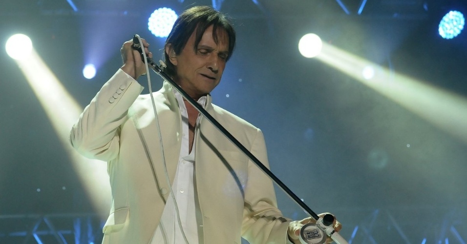 Roberto Carlos se apresenta no Ginásio do Ibirapuera, em São Paulo, abrindo sua nova turnê. O cantor entoou clássicos como "Emoções", "Eu te amo" e "Além do Horizonte" (7/11/12) - Francisco Cepeda e Amauri Nehn/AgNews