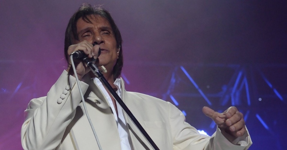 Roberto Carlos se apresenta no Ginásio do Ibirapuera, em São Paulo, abrindo sua nova turnê. O cantor entoou clássicos como "Emoções", "Eu te amo" e "Além do Horizonte" (7/11/12) - Francisco Cepeda e Amauri Nehn/AgNews