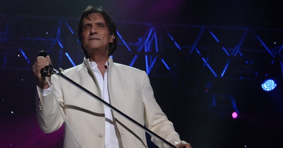 Roberto Carlos se apresenta no Ginásio do Ibirapuera, em São Paulo, abrindo sua nova turnê. O cantor entoou clássicos como "Emoções", "Eu te amo" e "Além do Horizonte" (7/11/12) - Francisco Cepeda e Amauri Nehn/AgNews