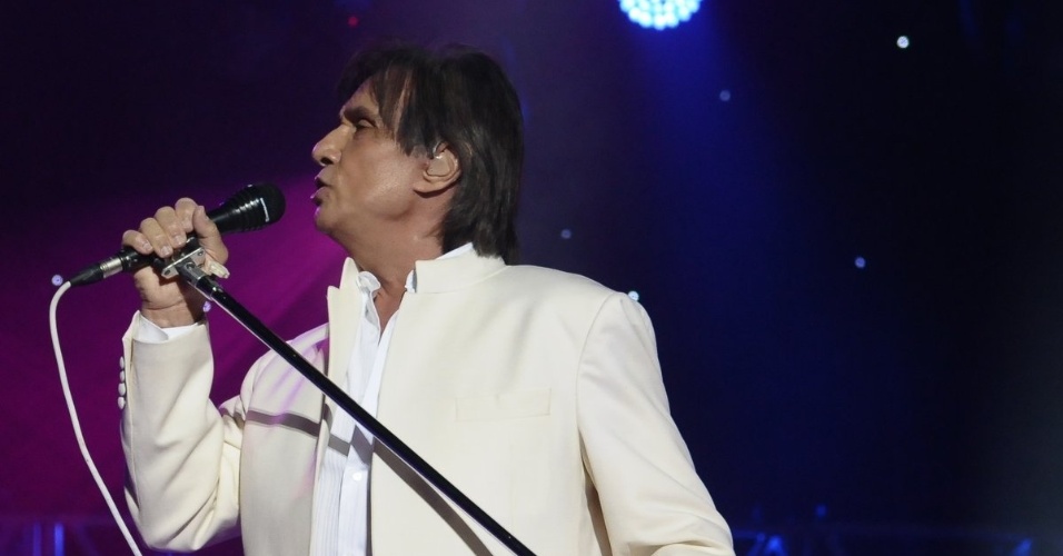 Roberto Carlos se apresenta no Ginásio do Ibirapuera, em São Paulo, abrindo sua nova turnê. O cantor entoou clássicos como "Emoções", "Eu te amo" e "Além do Horizonte" (7/11/12) - Francisco Cepeda e Amauri Nehn/AgNews