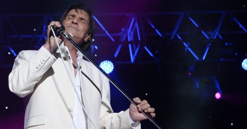 Roberto Carlos se apresenta no Ginásio do Ibirapuera, em São Paulo, abrindo sua nova turnê. O cantor entoou clássicos como "Emoções", "Eu te amo" e "Além do Horizonte" (7/11/12) - Francisco Cepeda e Amauri Nehn/AgNews