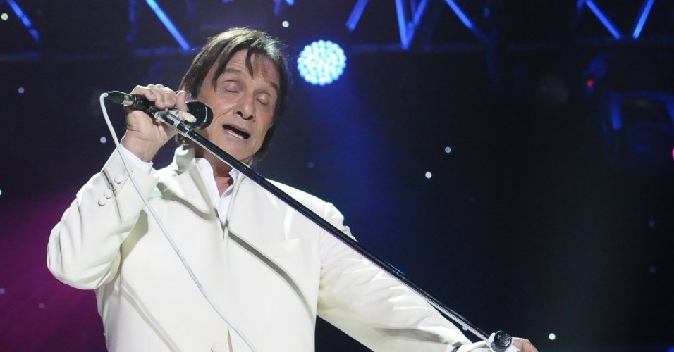 Roberto Carlos se apresenta no Ginásio do Ibirapuera, em São Paulo, abrindo sua nova turnê. O cantor entoou clássicos como "Emoções", "Eu te amo" e "Além do Horizonte" (7/11/12) - Francisco Cepeda e Amauri Nehn/AgNews