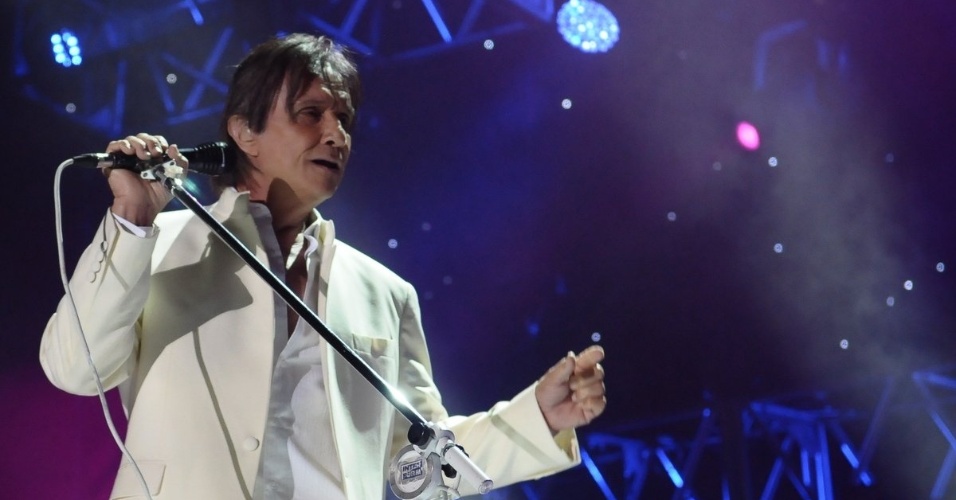 Roberto Carlos se apresenta no Ginásio do Ibirapuera, em São Paulo, abrindo sua nova turnê. O cantor entoou clássicos como "Emoções", "Eu te amo" e "Além do Horizonte" (7/11/12) - Francisco Cepeda e Amauri Nehn/AgNews