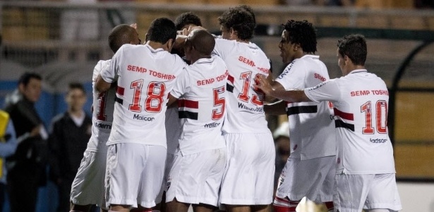 São-paulinos comemoram o quarto gol da equipe na goleada sobre a "La U" - Ricardo Nogueira/Folhapress