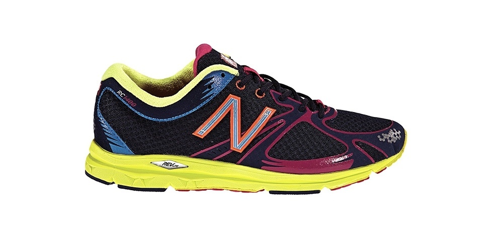 Tênis colorido com fundo preto; R$ 449, na New Balance (www.newbalance.com.br). Preço pesquisado em novembro de 2012 e sujeito a alterações - Divulgação
