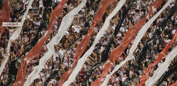 Torcedores do São Paulo irão ver a equipe contra o Arsenal-ARG no Pacaembu - Fernando Donasci/UOL