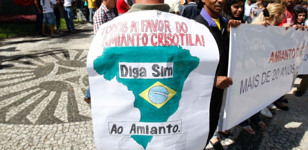 Trabalhadores da indústria de Amianto protestam contra a lei que proíbe o uso da substância, em frente à Câmara Municipal de Curitiba (PR) - Henry Milléo/Gazeta do Povo/Futura Press