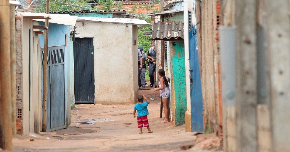 8.nov.2012 - A Polícia Militar faz operação de ocupação da Favela do Simioni, na região norte de Ribeirão Preto (SP). São cerca de 50 policiais espalhados em pontos estratégicos da favela e do bairro.Segundo a PM, o objetivo da operação é reduzir o número de crimes que estão ocorrendo naquela área