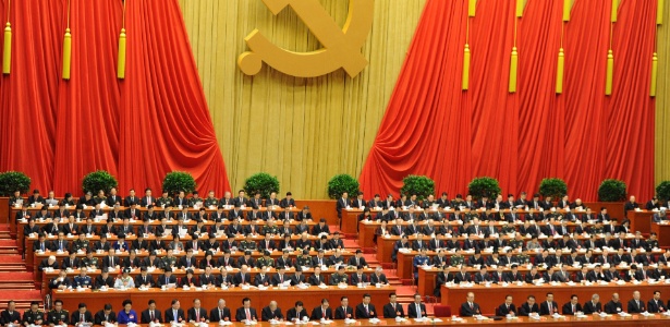 Delegados ouvem discurso do presidente da China, Hun Jintao, durante sessão de abertura do 18 º Congresso Nacional do Partido Comunista Chinês, no Grande Palácio do Povo de Pequim