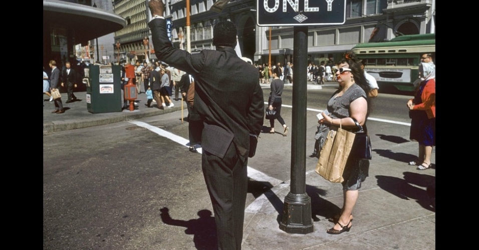 A exposição mostra como outros fotógrafos na Europa e nos Estados Unidos se apropriaram do estilo "momento decisivo" cunhado por Cartier-Bresson. Inspirado no francês, o fotógrafo alemão Fred Herzog retratava a classe trabalhadora e sua relação com a cidade - Fred Herzog/Equinox Gallery