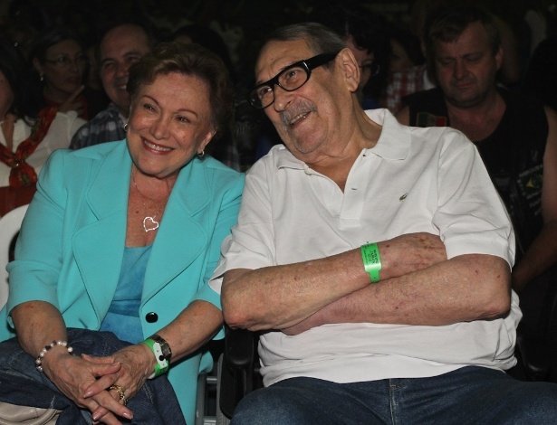 Acompanhado pela mulher Nicette Bruno, o ator Paulo Goulart prestigiou o show de Roberto Carlos