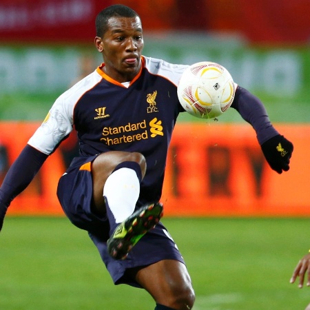 Andre Wisdom (à esquerda) iniciou sua trajetória profissional no Liverpool - REUTERS/Grigory Dukor