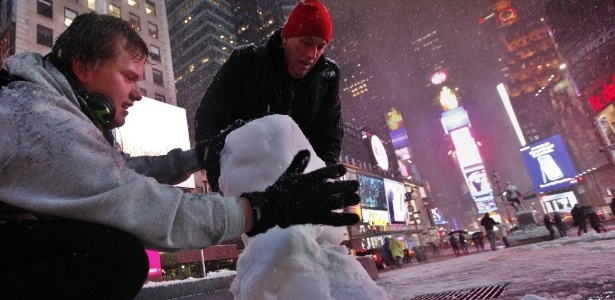 Após tempestade de neve, turistas montam um boneco de neve na Times Square, em Nova York (07/11/2012) - Brendan McDermid/Reuters - Brendan McDermid/Reuters