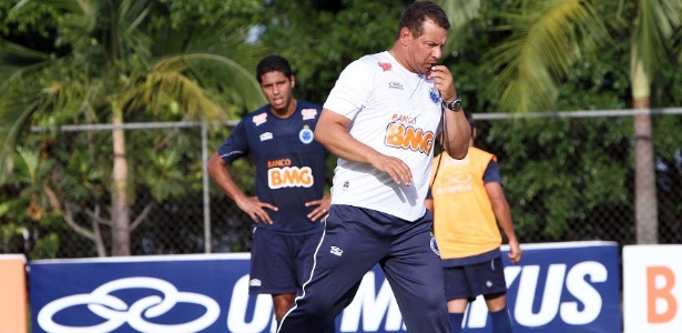 Celso Roth deve voltar a improvisar na partida com o Bahia neste domingo - Denilton Dias/Vipcomm