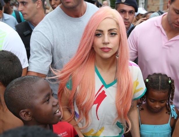 Cercada por moradores, Lady Gaga passeia pelo Morro do Cantagalo. A cantora esteve na comunidade pacificada, localizada na Zona Sul do Rio de Janeiro, para cantar com algumas crianças do Espaço Criança Esperança (8/11/12)