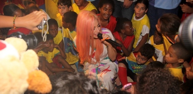 Lady Gaga canta o hit "Born This Way" com crianças do Morro do Cantagalo, comunidade pacificada na zona sul do Rio de Janeiro (8/11/12) - AgNews/Andre Freitas