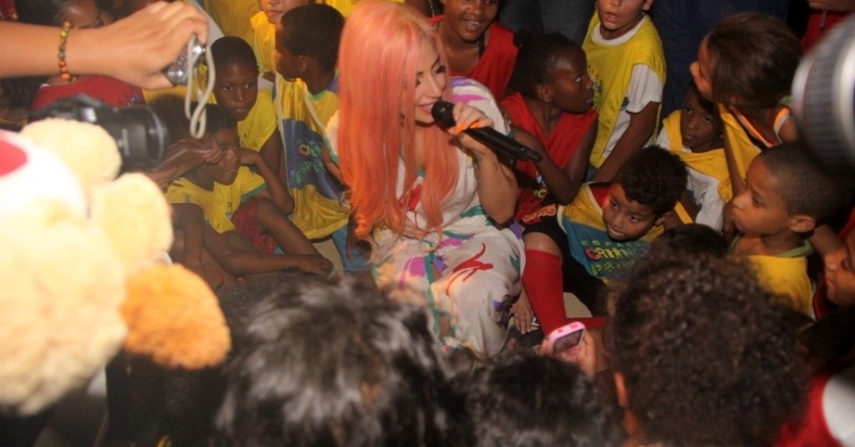 Cercada por moradores, Lady Gaga passeia pelo Morro do Cantagalo. A cantora esteve na comunidade pacificada, localizada na Zona Sul do Rio de Janeiro para cantar com algumas crianças do Espaço Criança Esperança (8/11/12)