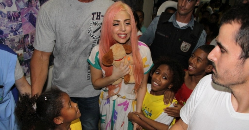 Cercada por moradores, Lady Gaga passeia pelo Morro do Cantagalo. A cantora esteve na comunidade pacificada, localizada na Zona Sul do Rio de Janeiro para cantar com algumas crianças do Espaço Criança Esperança (8/11/12)