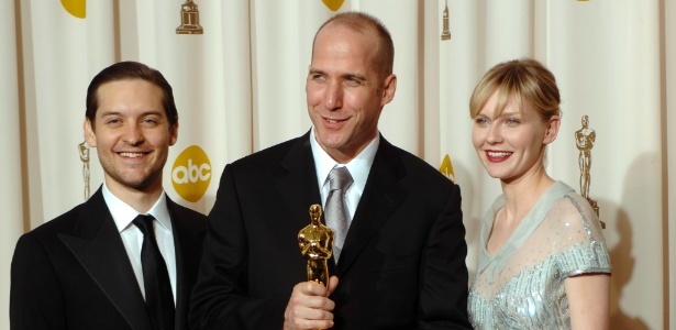 Acompanhado de Tobey Maguire e Kristen Dunst, Michael Arndt recebe o Oscar de Melhor Roteiro Original por "Pequena Miss Sunshine" em 2007 - PHIL MCCARTEN/UPI/BRAINPIX