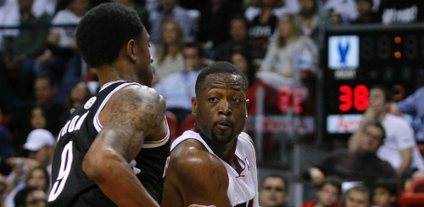 Dwyane Wade, do Heat, tenta passar por de MarShon Brooks, dos Nets - Andrew Innerarity/Reuters