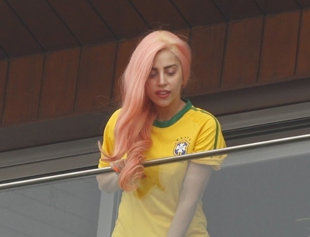 Em seu segundo dia no Rio de Janeiro, Lady Gaga só  apareceu para os fãs durante a tarde. Usando uma camisa da seleção brasileira de futebol, a cantora acenou e mandou beijos para os fãs (8/11/12)