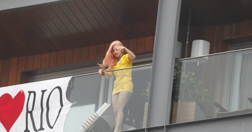 Em seu segundo dia no Rio de Janeiro, Lady Gaga só  apareceu para os fãs durante a tarde. Usando uma camisa da seleção brasileira de futebol, a cantora acenou e mandou beijos para os fãs (8/11/12)