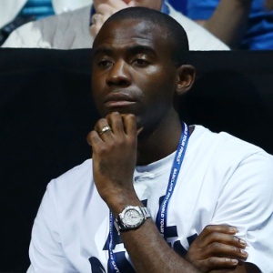 Ex-jogador de futebol Fabrice Muamba, famoso por ter se recuperado de ataque cardíaco, assiste à vitória de Roger Federer sobre David Ferrer nas Finais da ATP (08/11/2012) - undefined