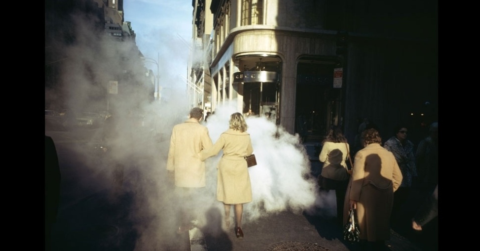 Joel Meyerowitz passou a usar apenas fotografia colorida em 1972, dez anos depois de sua primeira experiência. Mesmo nesta época, ainda havia resistência ao uso de cores. Em 2001, Meyerowitz foi o único fotógrafo com acesso irrestrito ao Marco Zero, logo após os atentados de 11 de setembro - Joel Meyerowitz