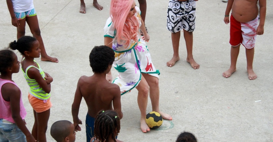 Lady Gaga joga futebol com crianças no Morro do Cantagalo, comunidade pacificada do Rio de Janeiro (8/11/12)