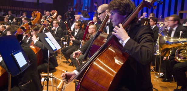 Músicos da Orquestra Filarmônica de Bruxelas lêem partitura em tablet (7/11/12) - Aurore Belot/Belga/AFP Photo
