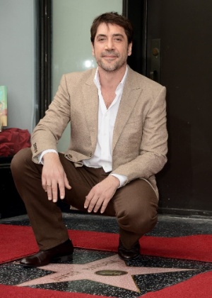 O ator Javier Bardem posa ao lado de sua estrela na calçada da fama de Hollywood (8/11/12) - EFE/PAUL BUCK