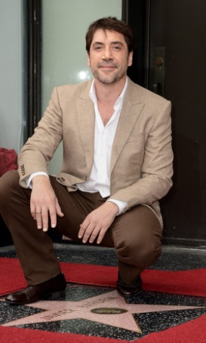 O ator Javier Bardem posa ao lado de sua estrela na calçada da fama de Hollywood (8/11/12)