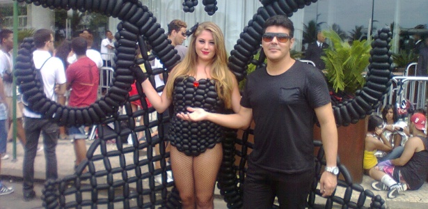 O estilista Fagner Campos e a modelo Victoria Staniecki exibem roupa de balões em frente ao Hotel Fasano, onde Lady Gaga está hospedada (8/11/12) - Rodrigo Teixeira/UOL