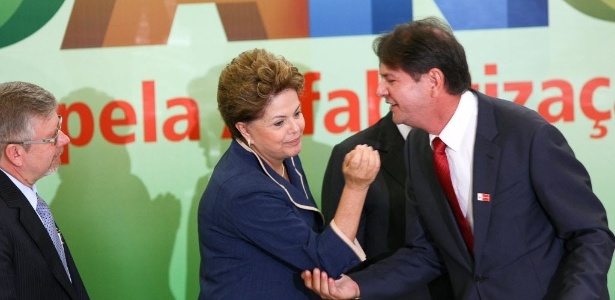 Dilma Rousseff e Cid Gomes participam de cerimônia no Palácio do Planalto nesta quinta-feira (8) - Allan Marques/Folhapress