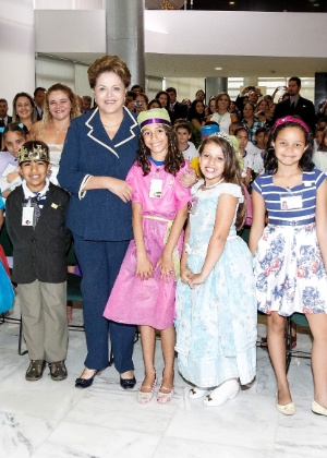 Presidente Dilma Rousseff posa para foto com alunos durante cerimônia de lançamento do Pacto Nacional pela Alfabetização na Idade Certa - Roberto Stuckert Filho/Presidência da República 