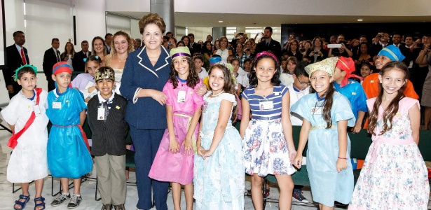 Presidente Dilma Rousseff posa para foto com alunos durante cerimônia de lançamento do Pacto Nacional pela Alfabetização na Idade Certa - Roberto Stuckert Filho/Presidência da República 