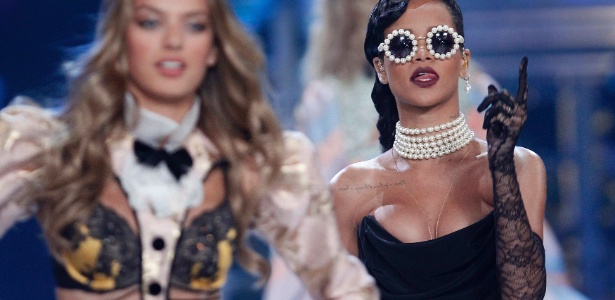 Rihanna se apresenta durante o evento Victoria"s Secret Fashion Show em Nova York, nos Estados Unidos. O desfile especial será transmitido no dia 4 de dezembro na CBS (7/11/12) - Carlo Allegri/Reuters