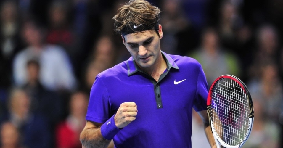 Roger Federer comemora ponto na vitória sobre David Ferrer nas Finais da ATP (08/11/2012)