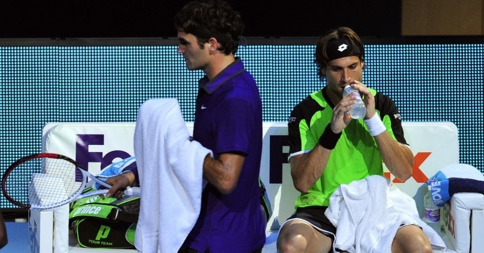 Roger Federer passa por David Ferrer durante confronto nas Finais da ATP (08/11/2012)