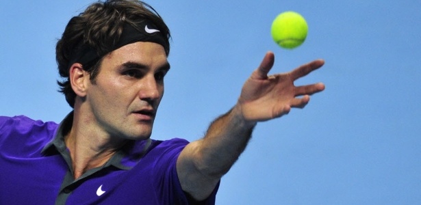 Roger Federer saca contra David Ferrer pelo Grupo B das Finais da ATP - Glyn Kirk/AFP