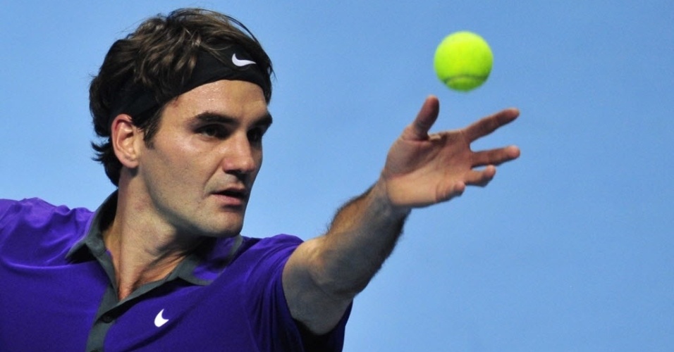 Roger Federer saca contra David Ferrer pelo Grupo B das Finais da ATP (08/11/2012)