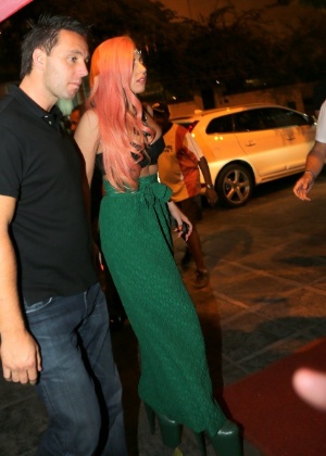 Vestida com uma saia que imita uma cauda de sereia, Lady Gaga sai para jantar no restaurante e churrascaria Porcão, no Rio de Janeiro (8/11/12)