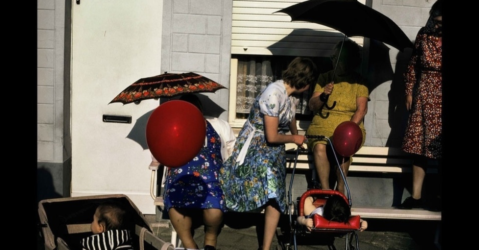 William E. Ewing, o curador da mostra em Londres, disse que a exposição revela que Cartier-Bresson "exerceu influência poderosa sobre os fotógrafos, que adotaram o novo meio... apesar de sua atitude cética em relação ao valor artístico da fotografia colorida" - Harry Gruyaert