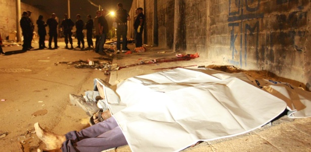 Corpos de três vítimas de chacina ficam estirados em rua de Santo André conhecido como "cracolândia" - Folhapress