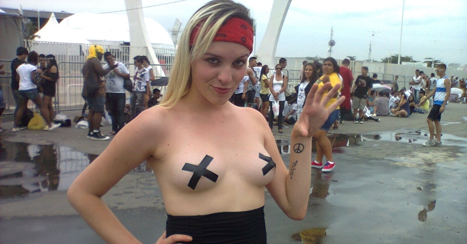 A curitibana Rutielly Prestes, 19, ousou em utilizar somente um "x" de fita isolante para cobrir os seios no show da Lady Gaga no Rio (9/11/12)