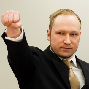 Anders Breivik faz o símbolo da extrema direita ao chegar em seu julgamento, em Oslo - Heiko Junge/Reuters/Pool