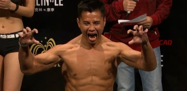 Ator vietnamita Cung Le faz pose de "tigrão" na pesagem do UFC Macau - Reprodução de vídeo