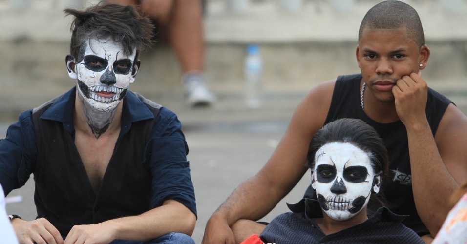 Com os rostos pintados, fãs de Lady Gaga esperam abertura dos portões do Parque dos Atletas (9/11/12)